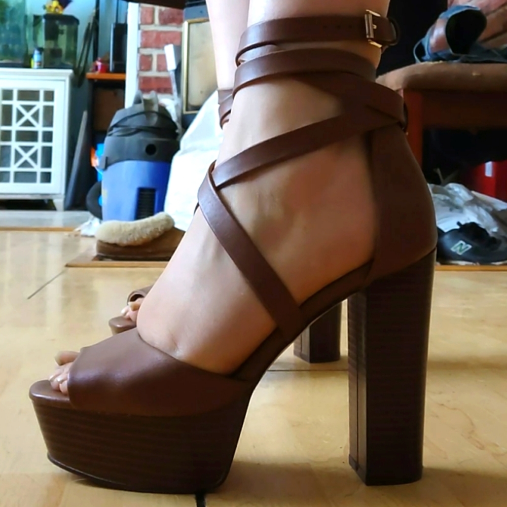 Rosalinda strappy size 8 sandle. Cognac color